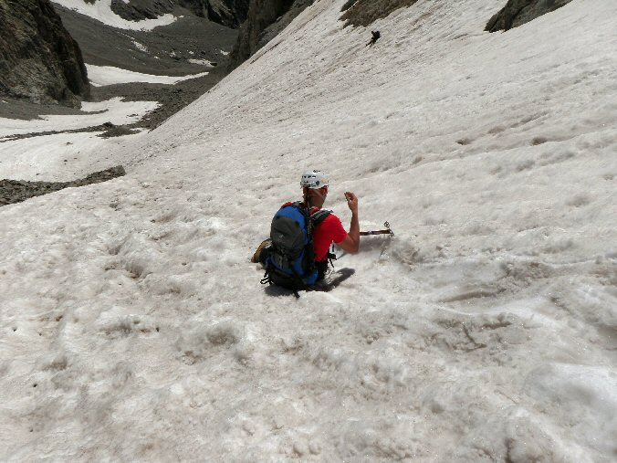 Aretes Cineastes 059.jpg - Et se lance sur les fesses dans une descente "maitrise avec son piolet"